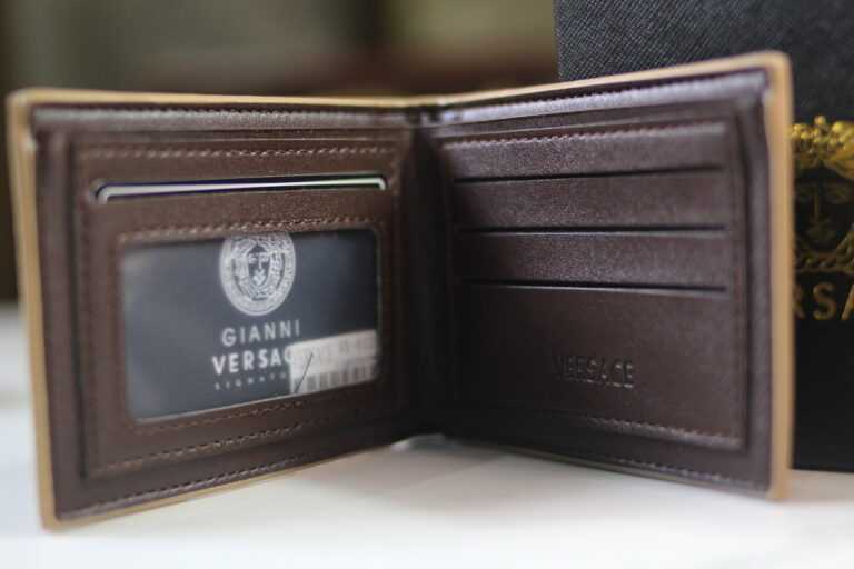 Bi-fold wallet with GG signature