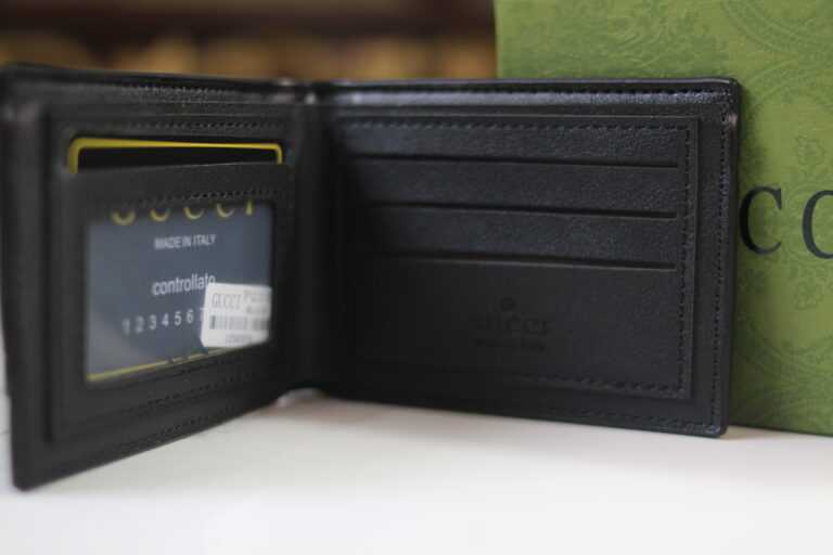 Bi-fold wallet with GG signature