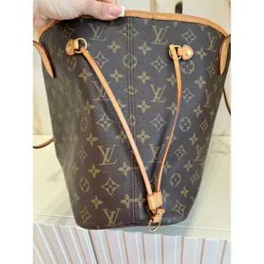 LV Cabas Neverfull
Très bon état
Marron