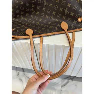 LV Cabas Neverfull
Très bon état
Marron