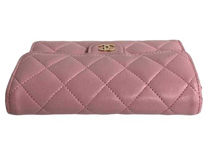 Portefeuille bi-fold d'agneau matelassé Chanel Rose