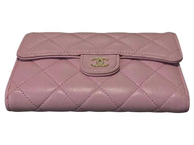 Portefeuille bi-fold d'agneau matelassé Chanel Rose