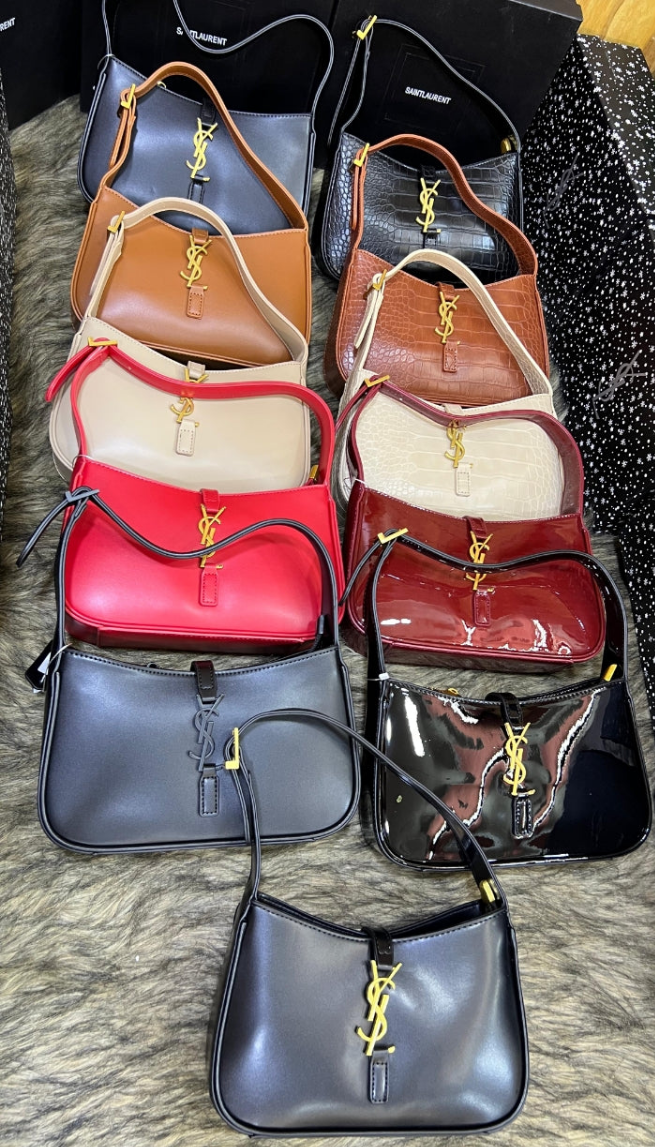 S@INT LAURENT
Le 5 à 7 Monogram Shoulder Bag