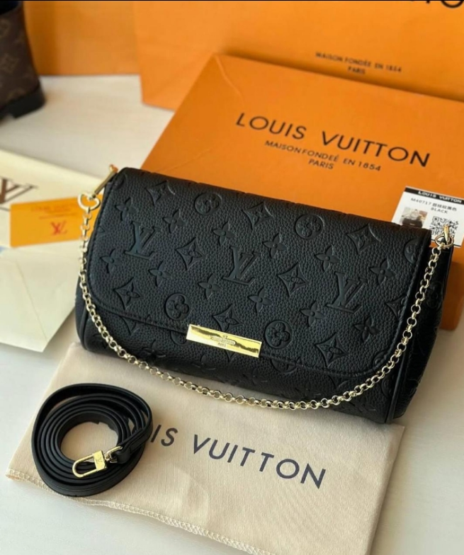LV Wallet On Chain Lily