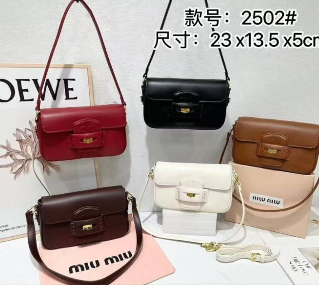MIÛ MIÜ 
sac porté épaule Penny