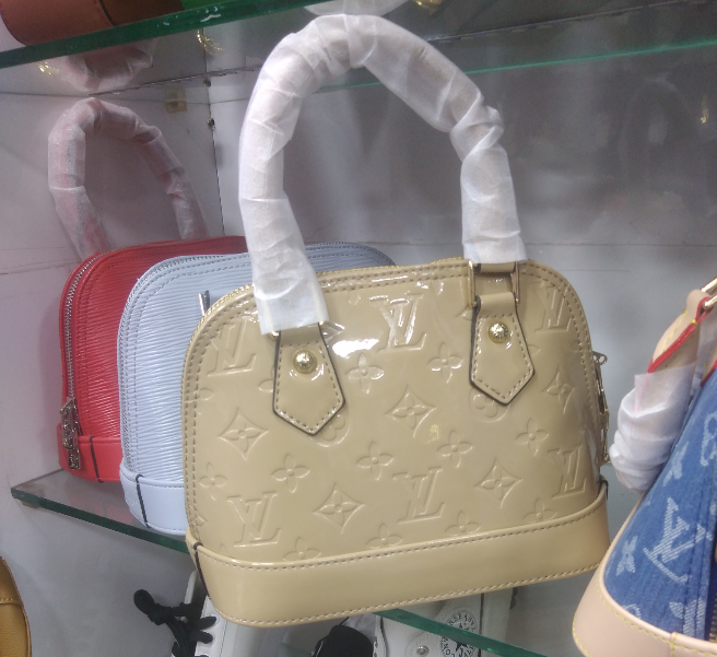 LV Alma BB verni Sac à main