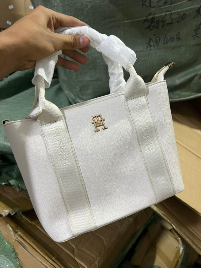 Tômmÿ Hilfiger Sac fourre-tout à bandoulière avec bande logo - Blanc