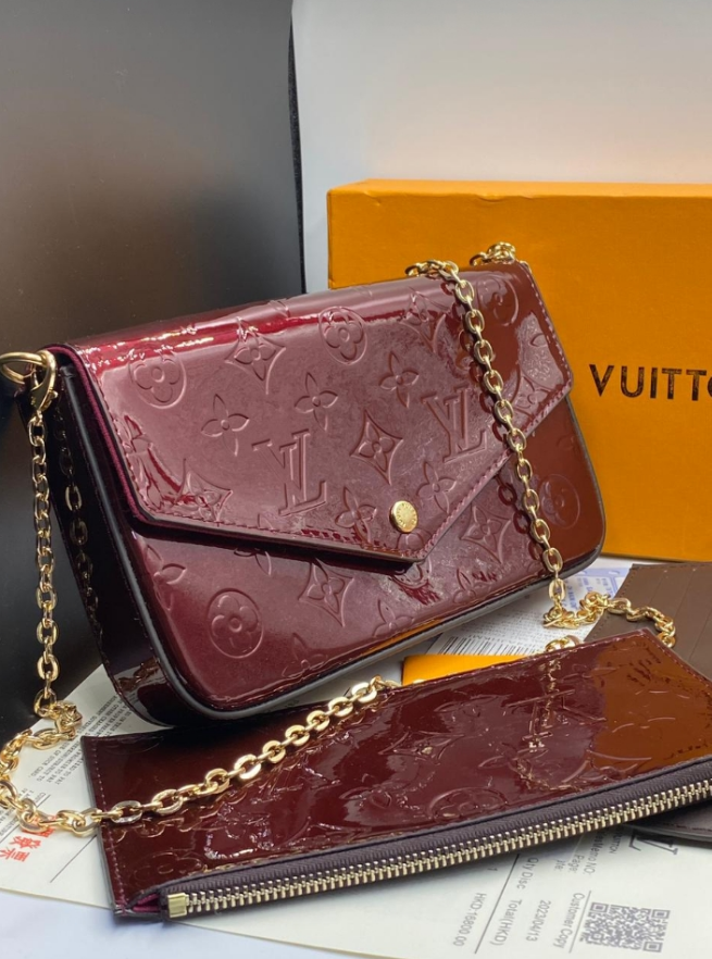 LV
Pochette 
Très bon état
Rose,