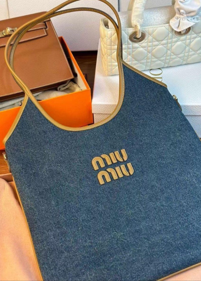 MIÛ MIÛ 
Cabas Ivy, Bleu