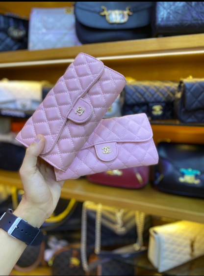 Portefeuille bi-fold d'agneau matelassé Chanel Rose