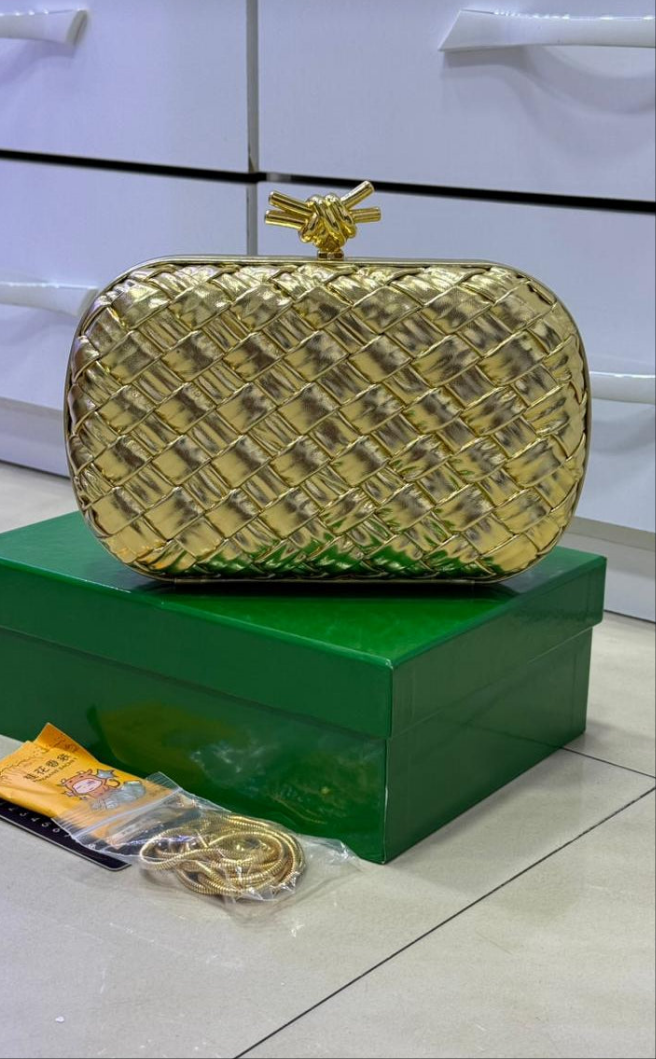 Bôttëga Vênëta 
Knot clutch
