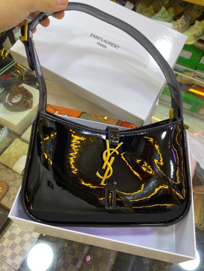 S@int Laurent
Patent Le 5 A 7 Mini Hobo Bag