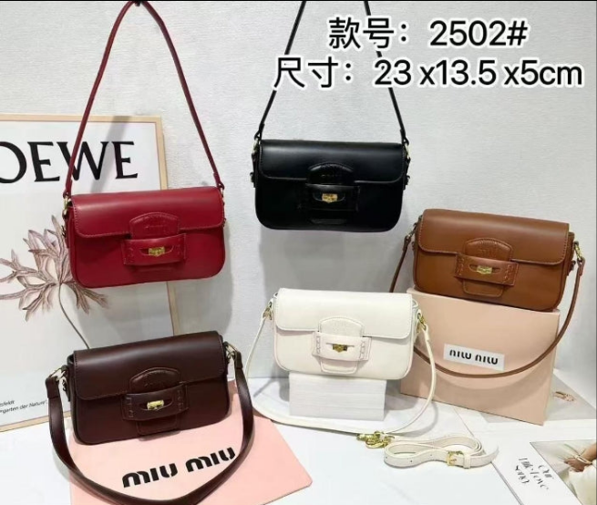 MIÛ MIÜ 
sac porté épaule Penny