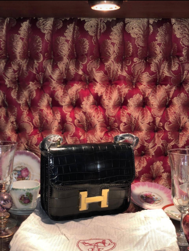 HRMS Constance 18 Sac Alligator noir mat Quincaillerie or et miroir