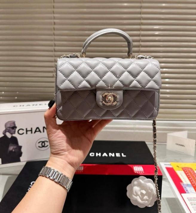 Ch@nel
Classique à Poignée Mini Rectangulaire Agneau Gris