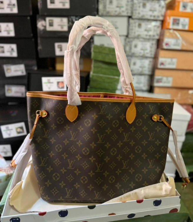 LV Cabas Neverfull
Très bon état
Marron