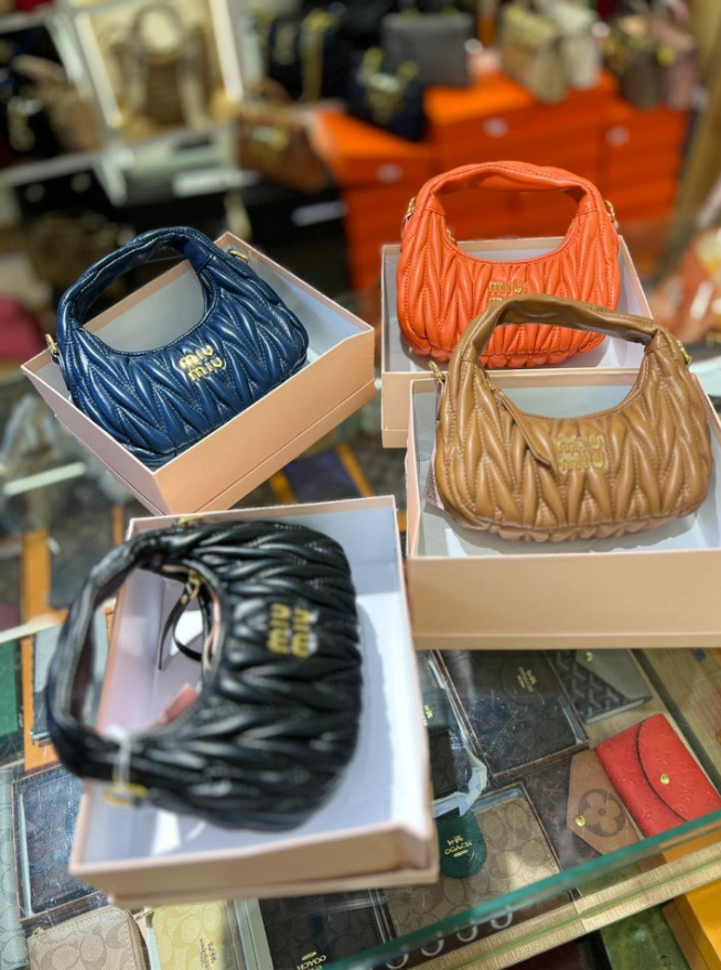 MIÛ MIÜ 
sac cabas Wander à design matelassé