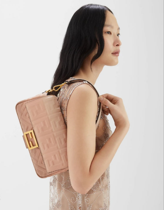Fêndï Baguette
Sac nappa rose effet dégradé