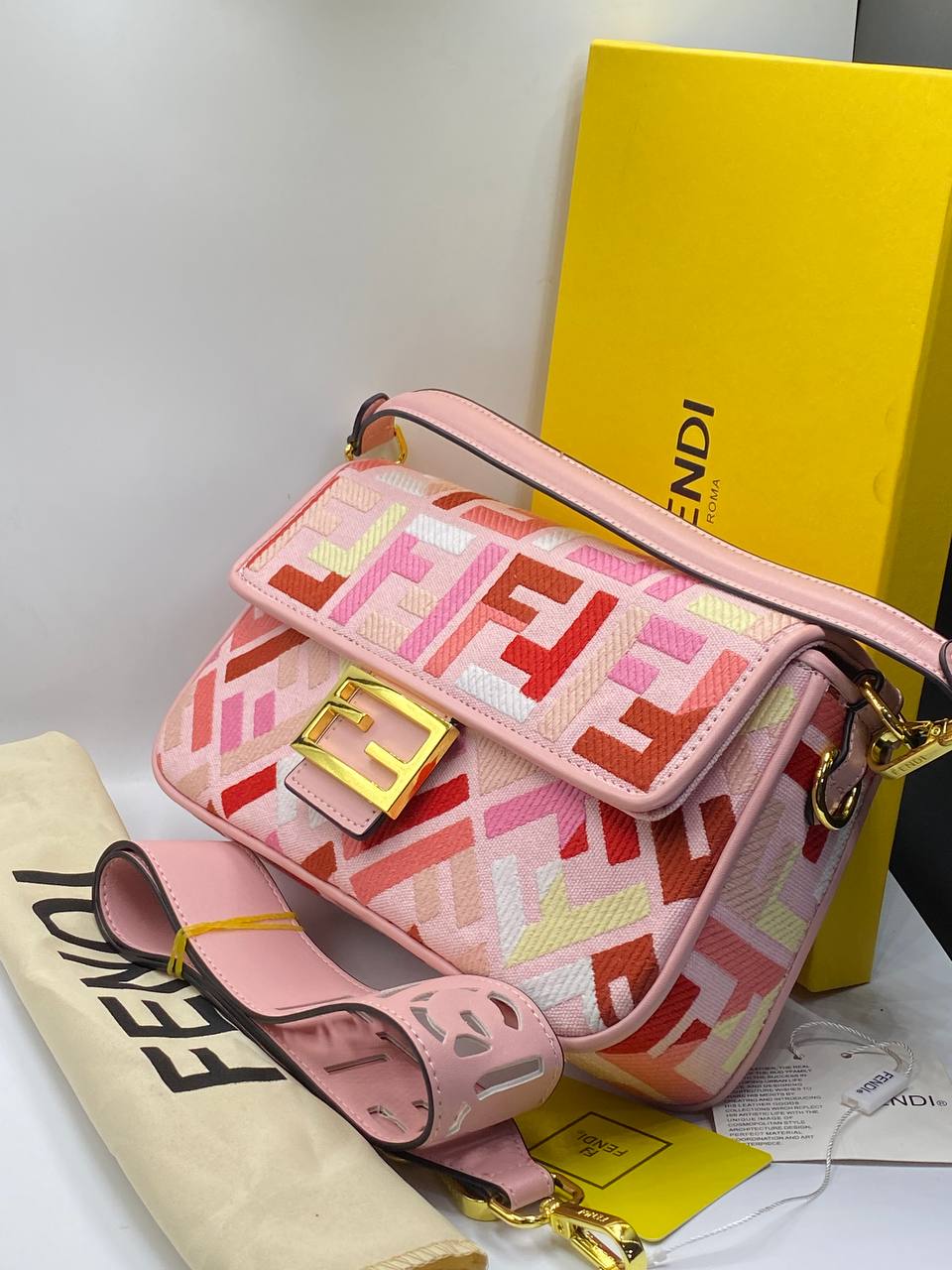Fêndï Sac à main Baguette brodé Zucca Fendi rose