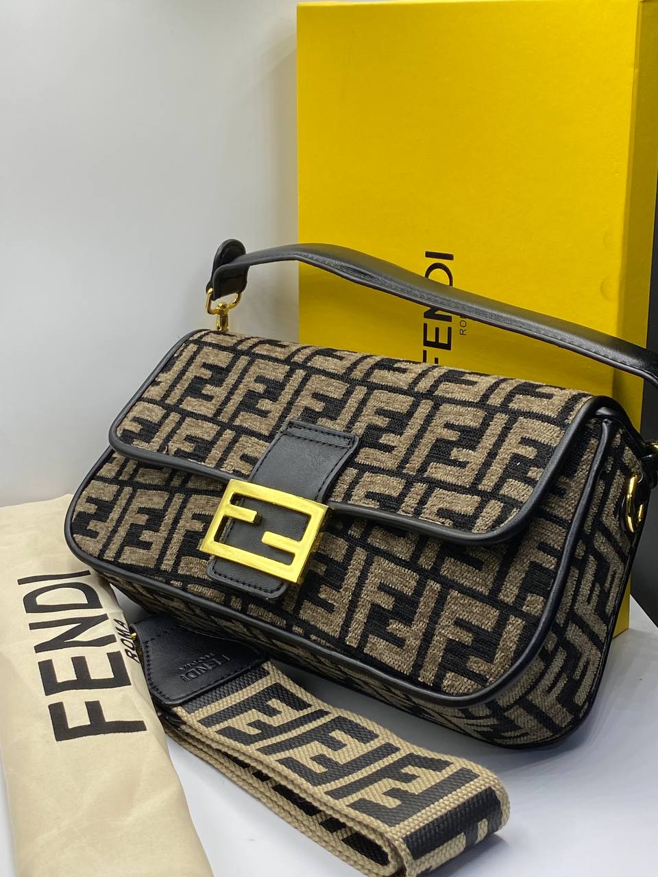 Fêndï Sac bandoulière Baguette Moyen Fendi Monogramme Toile Marron