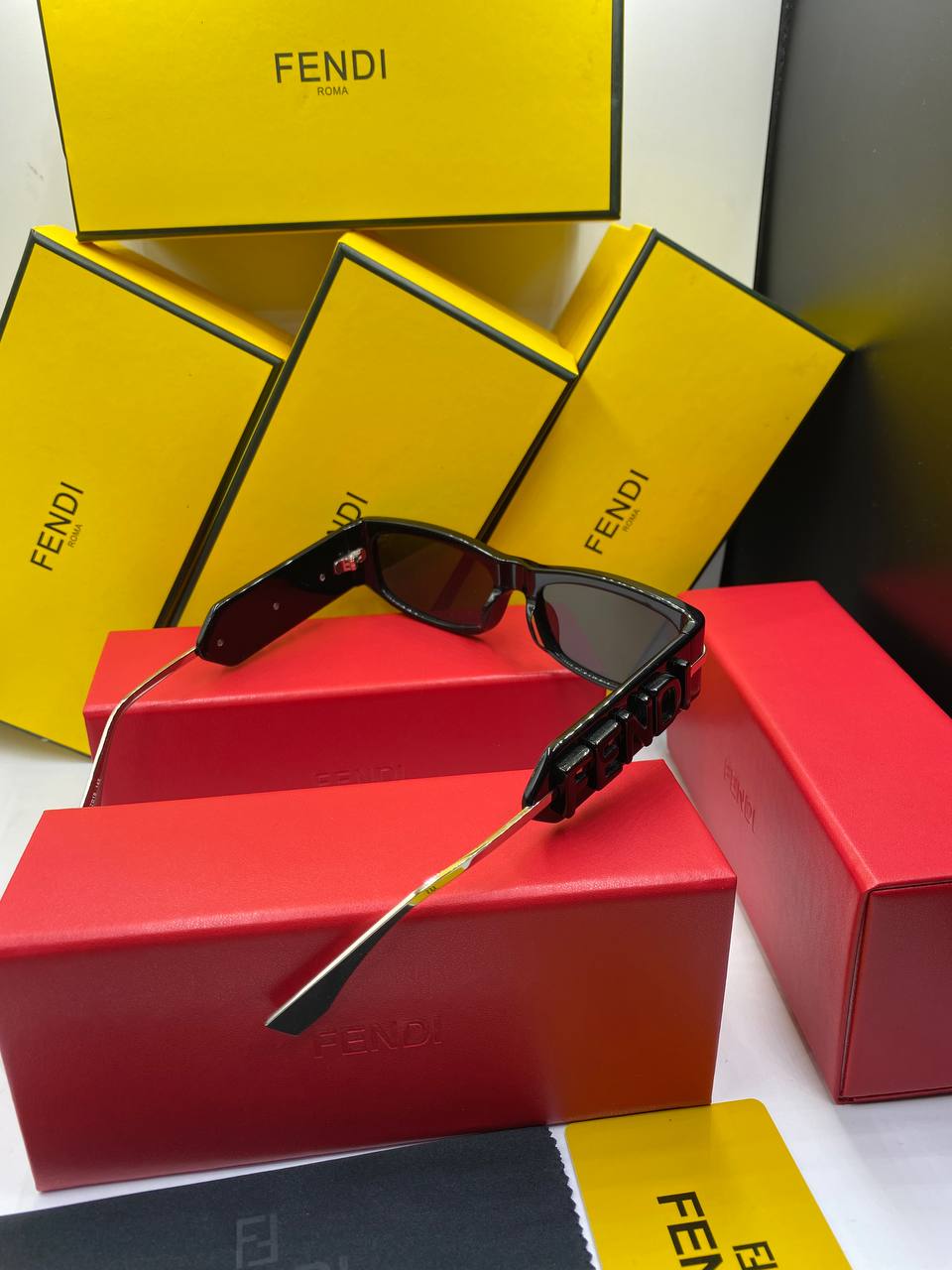 Fendi Lunettes de soleil noir et doré à logos graphy femmes