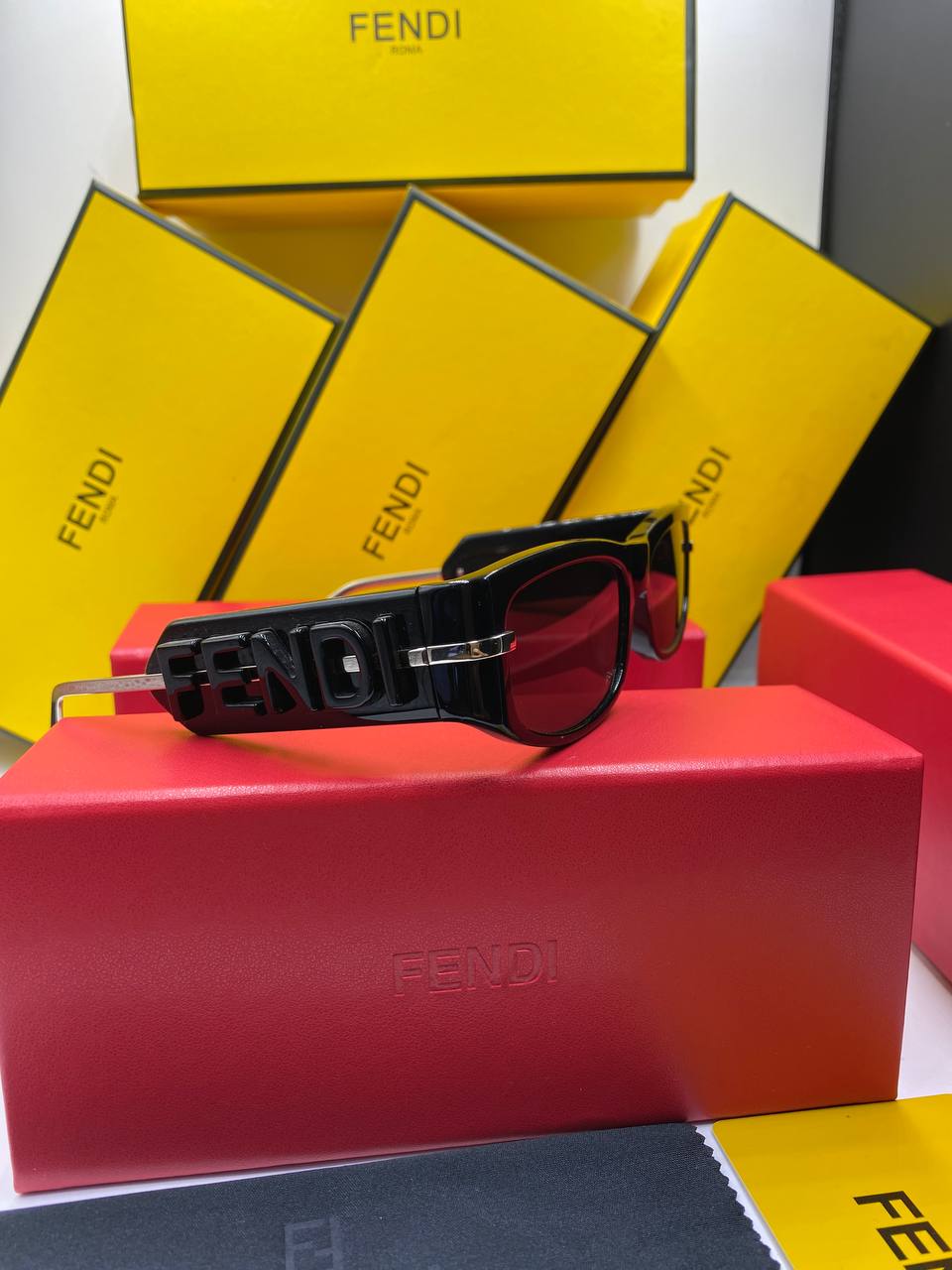 Fendi Lunettes de soleil noir et doré à logos graphy femmes