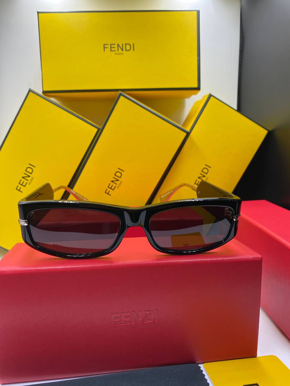 Fendi Lunettes de soleil noir et doré à logos graphy femmes