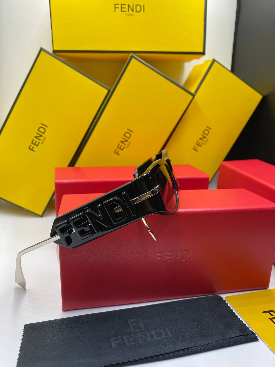 Fendi Lunettes de soleil noir et doré à logos graphy femmes