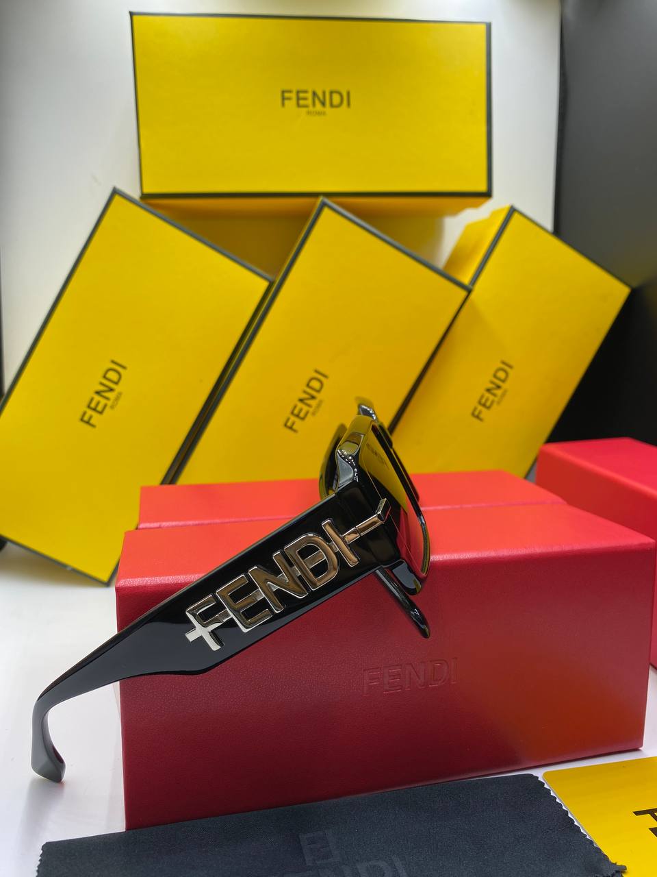 Lunettes de soleil FEN&I
Fendigraphy FE40073U 02A
Noir