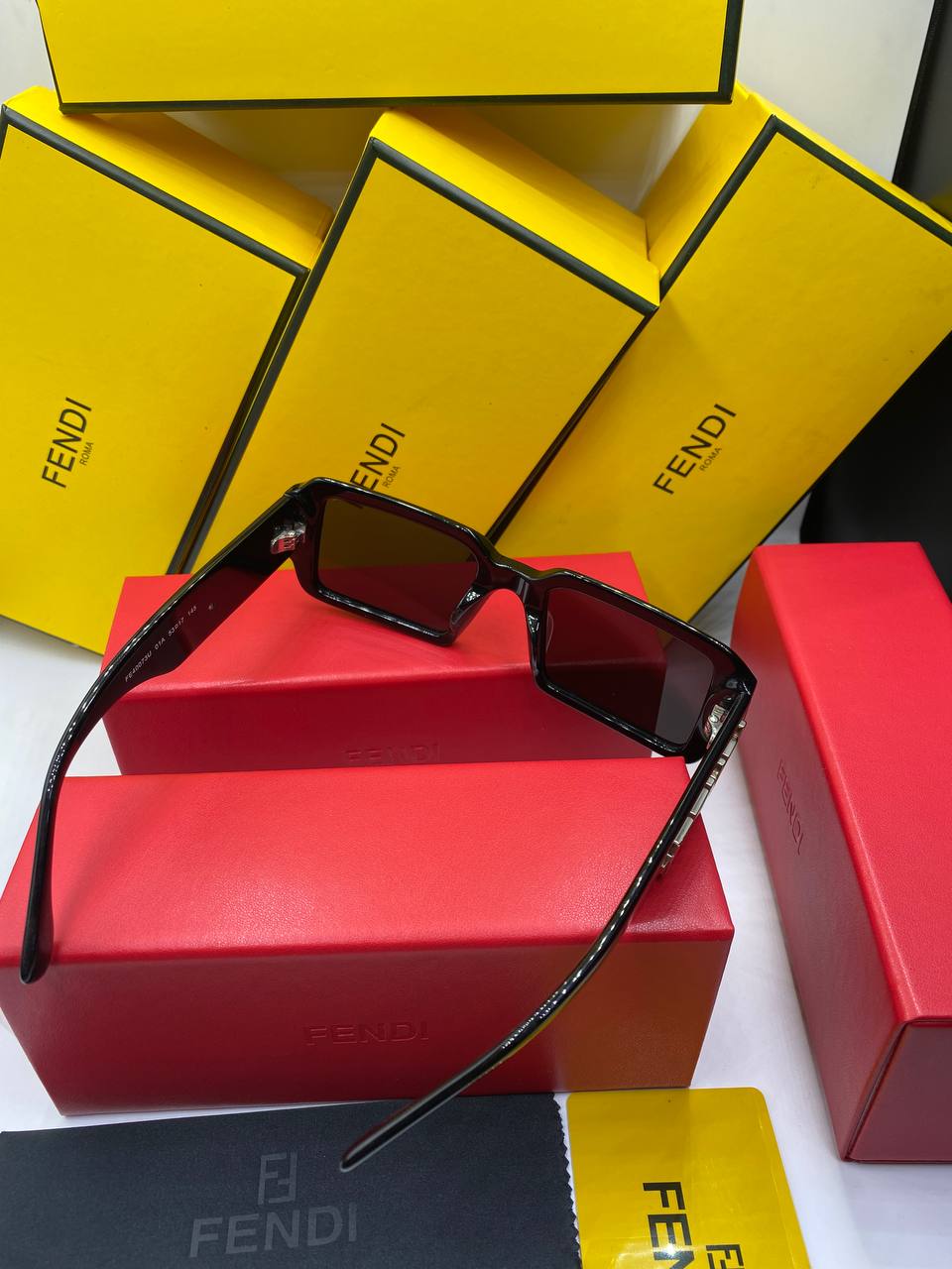 Lunettes de soleil FEN&I
Fendigraphy FE40073U 02A
Noir