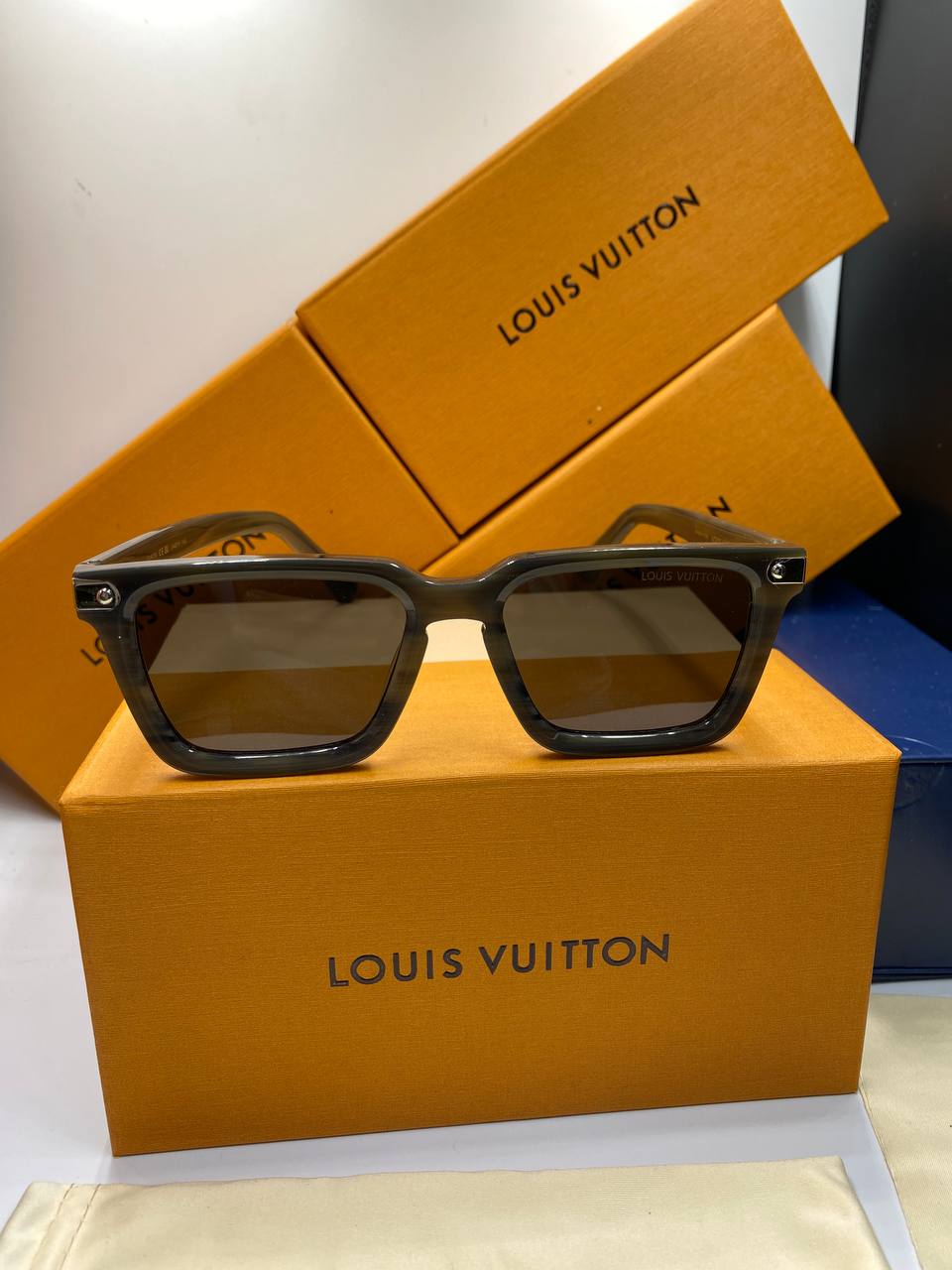 L&V Signature Square Round Sunglasses pour femmes