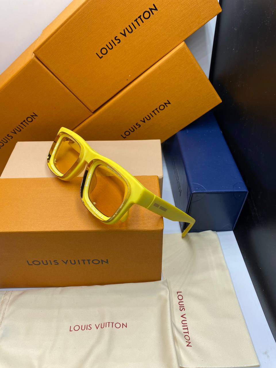 L&V Z2442U Super Vision Square Sunglasses pour femmes ✨