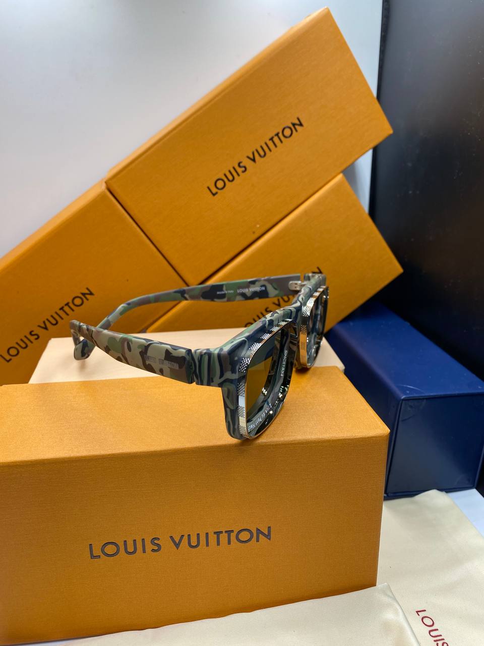 L&V Z2442U Super Vision Square Sunglasses pour femmes ✨