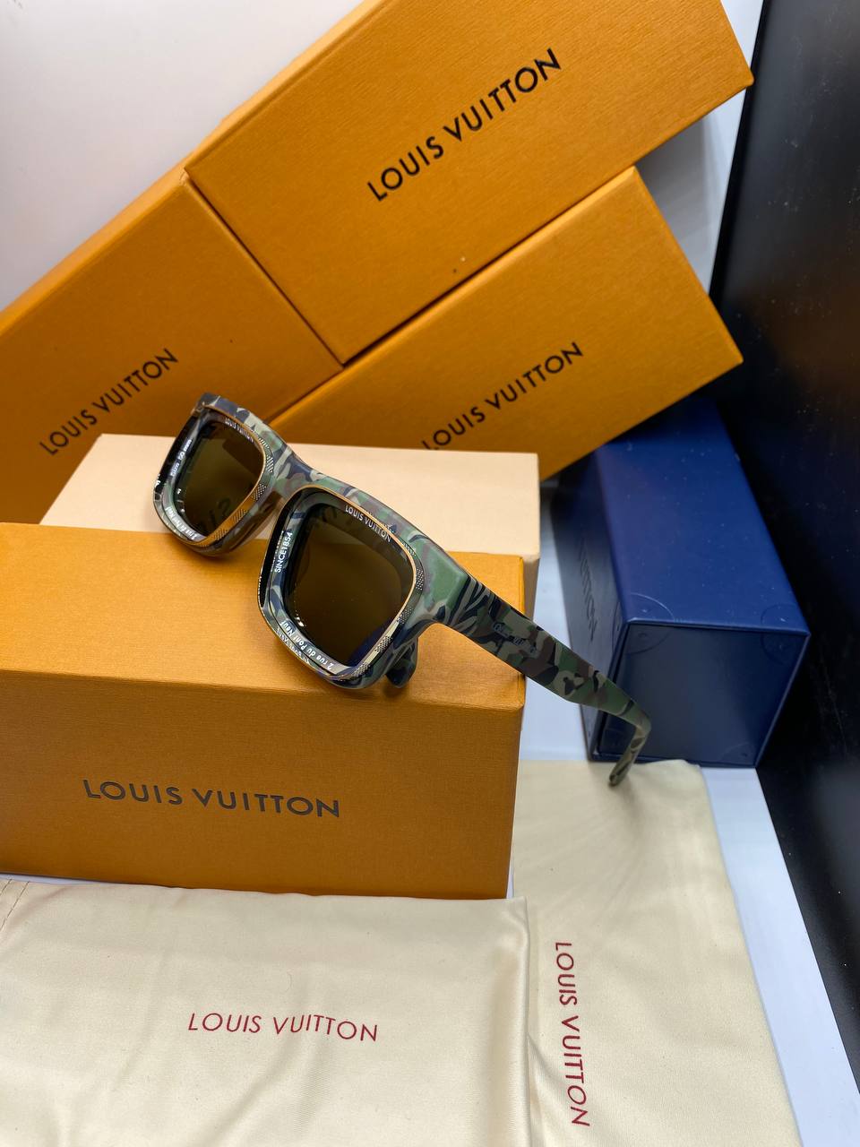 L&V Z2442U Super Vision Square Sunglasses pour femmes ✨