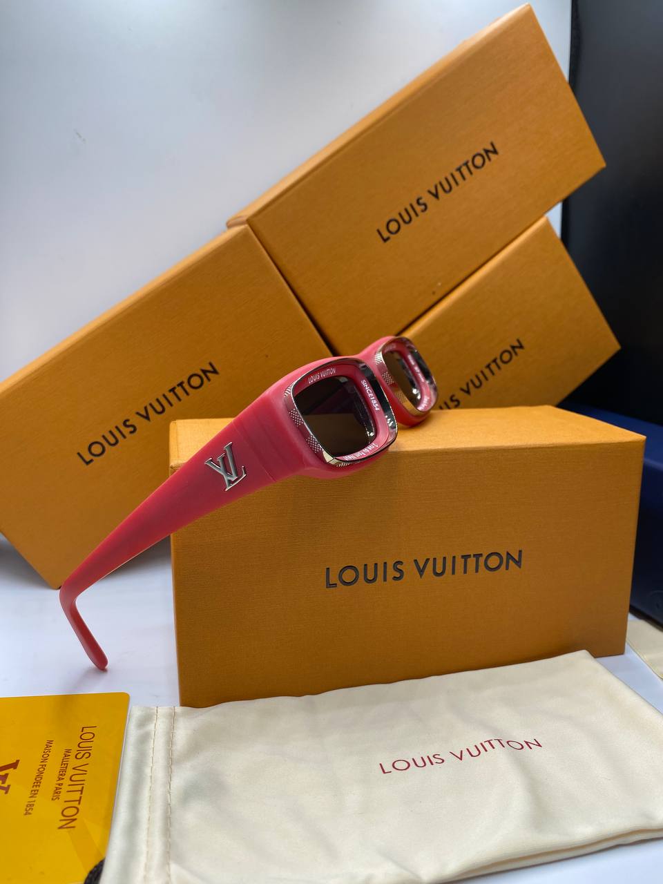 L&V Z2388E Runway Super Vision Low Square Sunglasses pour femmes ✨
