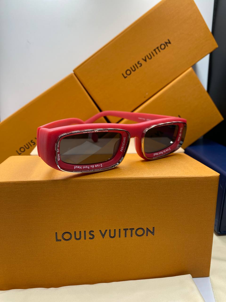 L&V Z2388E Runway Super Vision Low Square Sunglasses pour femmes ✨