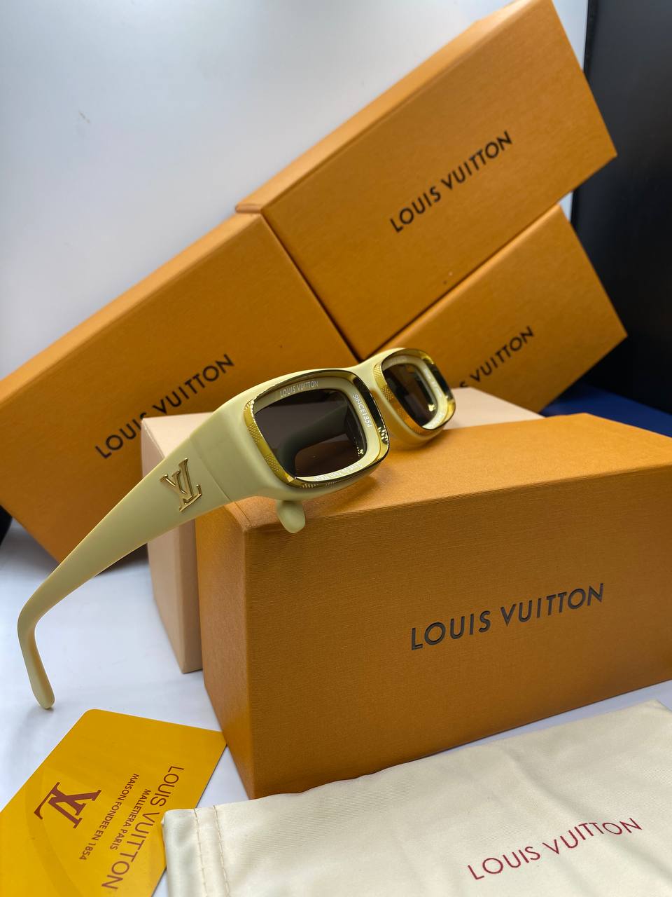 L&V Z2388E Runway Super Vision Low Square Sunglasses pour femmes ✨