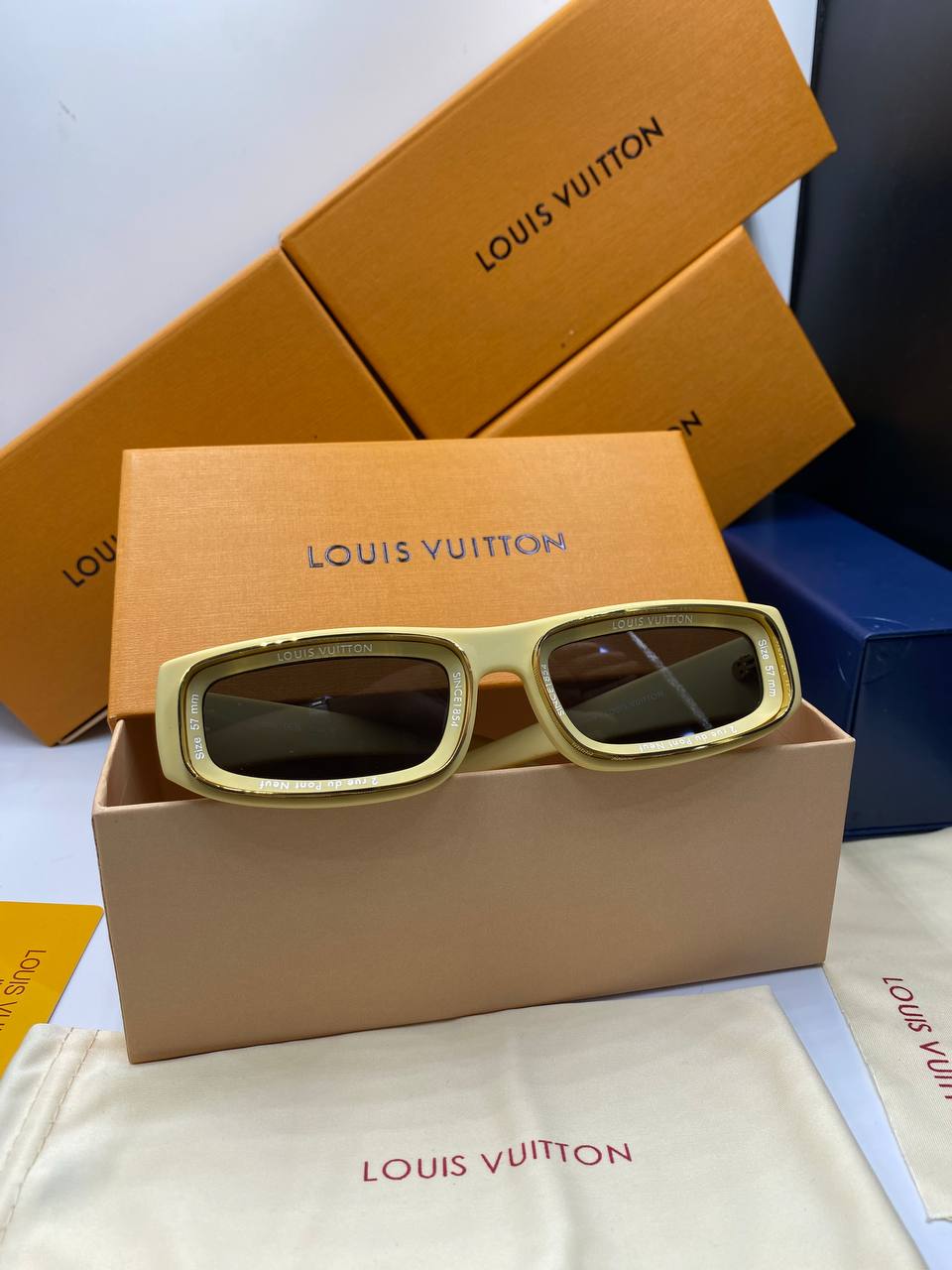 L&V Z2388E Runway Super Vision Low Square Sunglasses pour femmes ✨