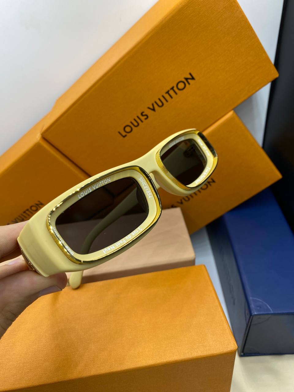 L&V Z2388E Runway Super Vision Low Square Sunglasses pour femmes ✨
