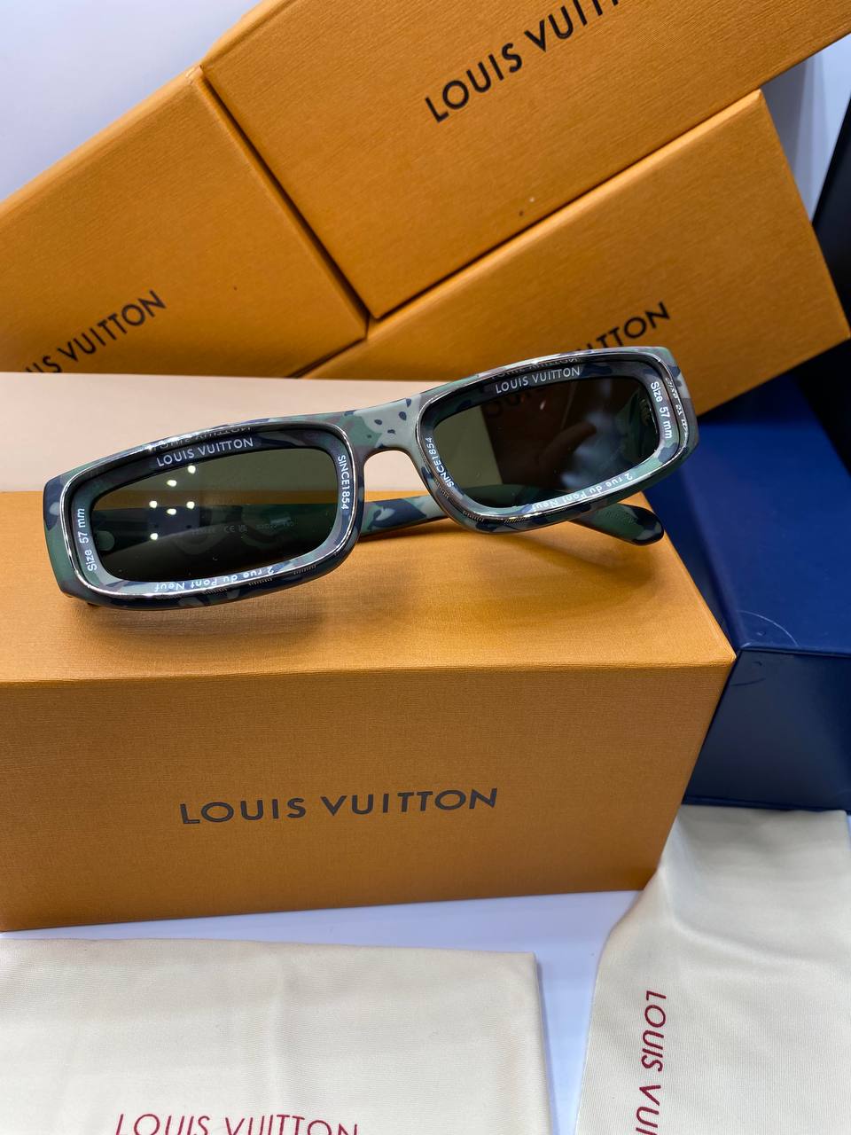 小物 LOUIS VUITTON Z0008E LV Logo Sunglasses L&V Z2388E Runway Super Vision Low Square Sunglasses pour femmes ✨