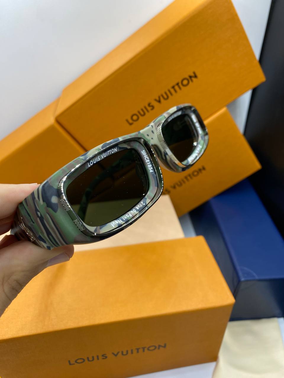L&V Z2388E Runway Super Vision Low Square Sunglasses pour femmes ✨