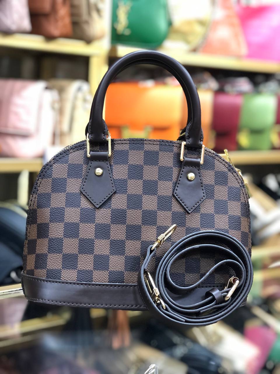 LV Sac à main Alma BB 
Marron