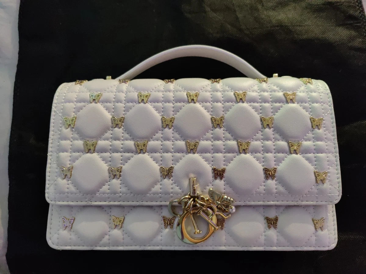 Mini sac My Diôr
d'agneau Cannage blanc et studs dorés Dior Cabinet de Curiosités