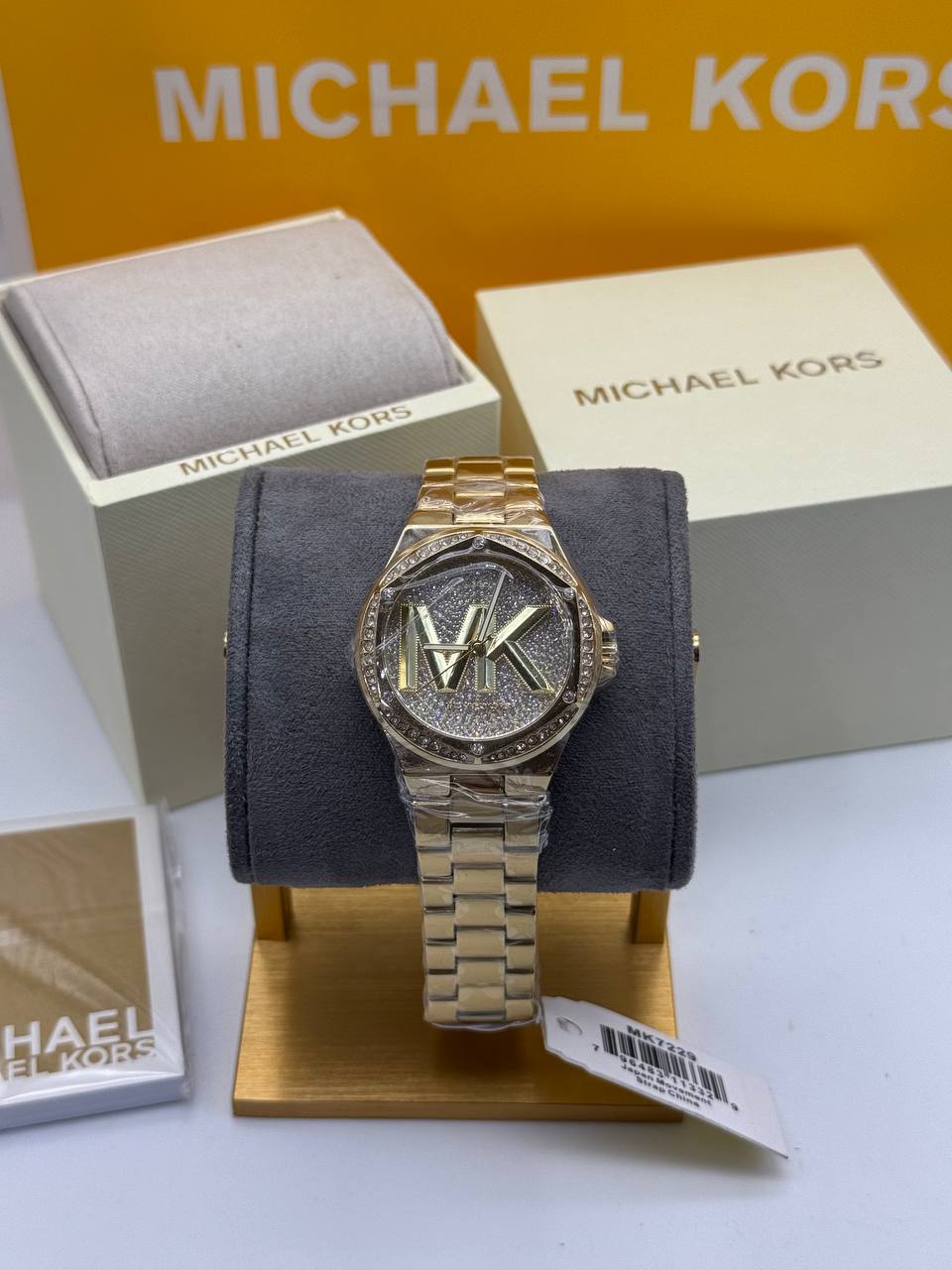 Michael Kors
Montre à logo Lennox dorée à pierres pavées et logo