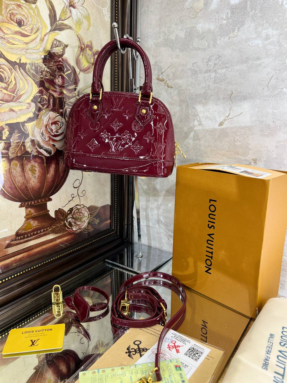 LV 
sac cabas Alma BB à motif monogrammé