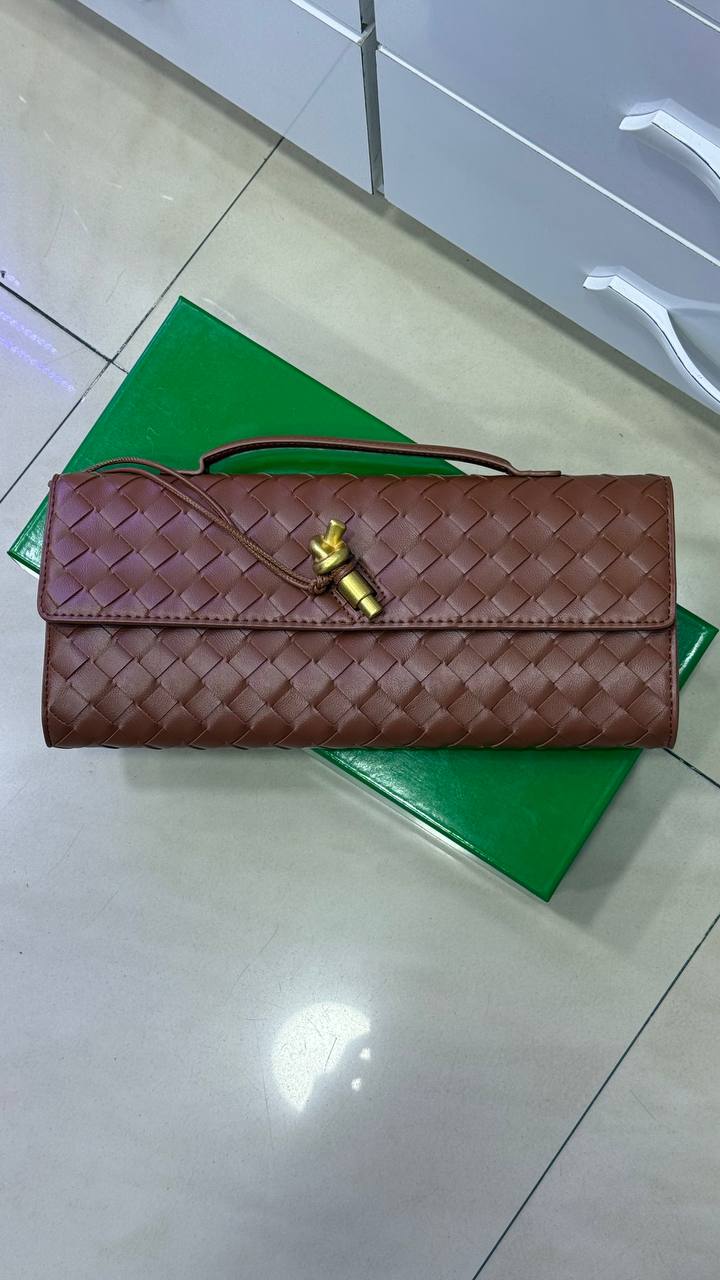 BÔTTEGA VÊNËTA
Longue pochette Andiamo avec poignée