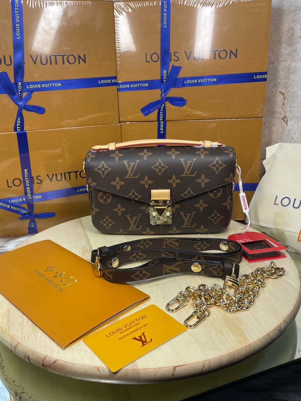 LV Pochette Métis East West En cuir
