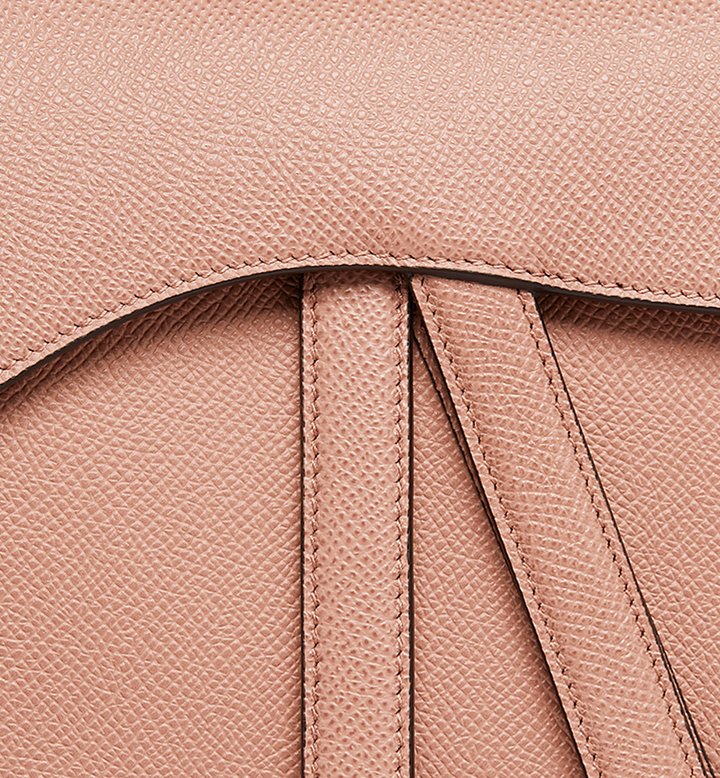 CD Sac Saddle à bandoulière de veau grainé couleur fard