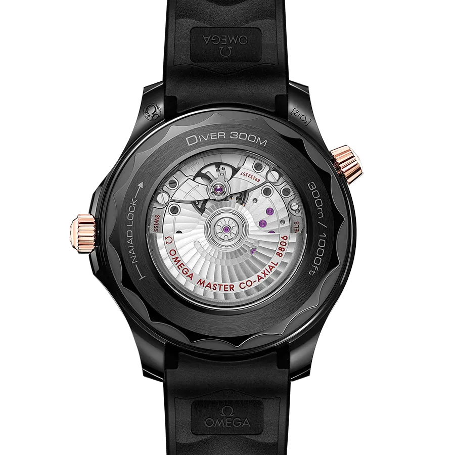 Montre Omega Seamaster Diver 300 Co-Axial Master Chronometer Céramique et Or Sedna cadran noir bracelet caoutchouc noir 43,5 mm