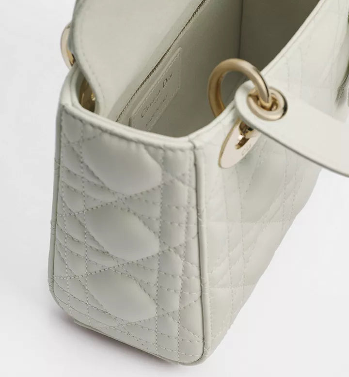 Sac Lady Dior Mini
Cuir d'agneau Cannage couleur latte